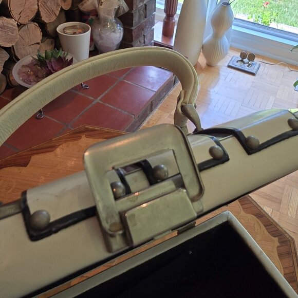 Tano of Madrid - Vintage Silver & Leather Locking Train Case Style Purse​ - Picture 13 of 16